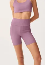 Bermuda deportiva rosada ajustada al cuerpo, con cintura alta y bolsillo lateral.