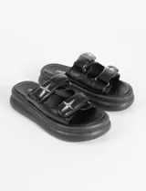 Sandalias platform de poliuretano color beige, con dos tiras anchas con cierre de velcro decoradas con apliques metálicos en forma de estrella de cuatro puntas, de la marca Symphorine.