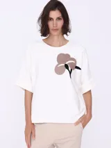 Sweater gris de manga corta con bordado de flor en el frente.