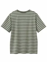 Remera de manga corta con diseño de rayas horizontales en color azul marino y blanco, con cuello redondo clásico.
