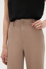 Pantalon tipo jean de corte flare y tiro alto, color verde oscuro, con cierre frontal y bolsillos.