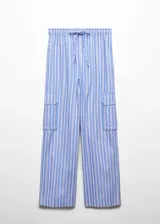 Pantalon cargo de corte recto con estampado de rayas verticales en tonos azul y blanco. Presenta cintura elástica con cordón ajustable, bolsillos laterales y bolsillos de solapa en los costados.