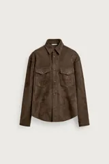 Sobrecamisa de corte regular fit en tejido de efecto ante color marrón oscuro, con cuello de solapa, bolsillos de parche con solapa en el pecho, mangas largas con puños abotonados y cierre frontal con botones a presión ocultos.