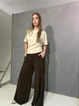 Blusa cruda de manga corta con cuello redondo y diseño fluido.