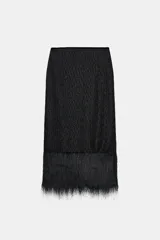 Falda midi de tiro medio, color negro, cubierta de abalorios con detalle de flecos a tono en el bajo.