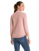 Buzo de tejido fino en color gris oscuro, con cuello alto acanalado y mangas tres cuartos. Presenta un diseño con líneas acanaladas en diagonal desde el cuello hacia las sisas y pequeños tajos laterales en el ruedo.