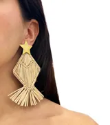 Par de aros colgantes con forma de rombo hechos de rafia natural, con flecos en la parte inferior y estrella dorada en la parte superior.
