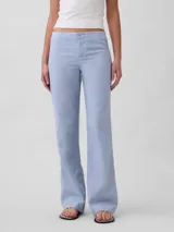 Pantalón de tiro bajo color blanco, de corte recto y holgado.