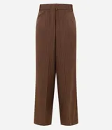 Pantalón de sastrería color marrón con raya de tiza vertical y pipping lateral. Confeccionado en viscosa certificada y poliéster.