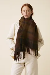 Bufanda larga con flecos en los extremos, tejida en lana y nylon con diseño a cuadros difuminados en tonos marrón, verde y borgoña.