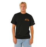 Remera de manga corta color negro con estampa pequeña en el pecho que dice Rip Curl Pro Bells Beach Australia en tonos cálidos.