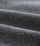 Pantalón de jean con corte recto y efecto desteñido, caracterizado por sus bolsillos cargo funcionales en los laterales y pences en las rodillas. Presenta un diseño utilitario y moderno con cierre frontal y bolsillos clásicos.