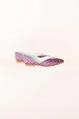 Ballerinas con tejido de relieve en zigzag en tonos rojos, rosas y morados ribete en contraste. Con plantilla intercambiable de lana y piel.