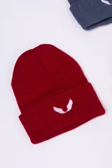 Gorro tipo beanie de punto color marrón, con diseño acanalado y logo bordado en color blanco en la parte frontal.
