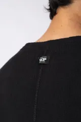 Musculosa oversize de tejido de lino con textura marcada, corte suelto, cuello redondo y terminaciones deshilachadas en las sisas.