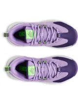 Championes de básquetbol Under Armour Curry 3Z7, con diseño en tonos violeta y morado. Presentan una combinación de cuero y malla en la parte superior, entresuela blanca con tecnología Charged Cushioning y suela de goma con patrón de tracción anatómico. Incluyen detalles en color verde lima.
