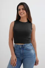 Musculosa negra de tejido de punto acanalado, con cuello redondo y corte ajustado.