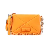 Bandolera XL confeccionada en símil cuero liso acolchado de color naranja, formato rectangular con solapa. Incluye una correa regulable, herrajes plateados y detalles de cadena decorativa al frente y en los laterales.