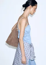 Vestido midi de denim suave en color celeste, con tirantes finos, escote cuadrado fruncido y silueta evasé.