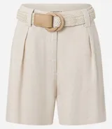 Short azul marino de cintura alta con cinturón de rafia y bolsillos laterales.