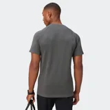 Remera deportiva de alto rendimiento Fabletics, confeccionada en tejido seamless ultraligero y transpirable con paneles de malla laterales para mayor ventilación. Presenta cuello redondo y mangas cortas, diseñada para entrenamientos intensos con propiedades antiolor y de absorción de sudor.
