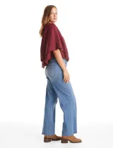 Capa de punto color bordó con diseño envolvente de doble capa superpuesta. Presenta cuello a la base, cierre frontal con botones y mangas estilo japonés con terminaciones acanaladas.