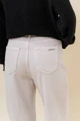 Jean wide leg de tiro alto con costura frontal decorativa, bolsillos delanteros con remaches y bolsillos traseros amplios. Presenta un interior afelpado para mayor abrigo.