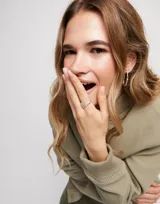 Anillo abierto plateado con un topacio blanco engarzado.