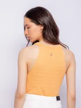 Top blanco de tejido de punto con textura a cuadros, cuello redondo y sin mangas.