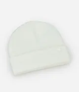 Gorro de punto de estilo beanie, color bordó, con borde plegado y etiqueta decorativa aplicada.