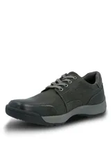 Zapato casual Hush Puppies modelo Duran, confeccionado en cuero de color gris oscuro. Presenta un diseño de cordones, cuello acolchado para mayor confort y suela de goma resistente con una ligera elevación en el talón.