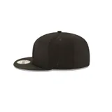 Gorro New Era negro con logo de los New York Yankees bordado en el frente.