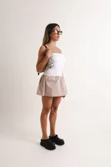 Vestido con body blanco de lycra doble tela y falda corta de popelina color beige. Elastizado.