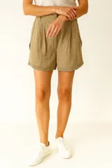 Short de tiro alto confeccionado en mezcla de lino y algodón, con diseño holgado y detalle de puntilla en el ruedo.