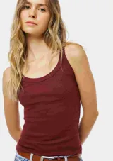Musculosa básica de canalé color bordó, de corte ajustado al cuerpo con escote redondo y tirantes anchos.