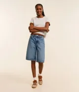 Remera básica de manga corta y cuello redondo, confeccionada en algodón de color celeste.