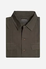 Camisa verde militar de manga corta con corte boxy y cuello clásico.