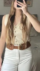 Cinto de cuero vacuno color camel, cosido a mano, con hebilla cuadrada dorada y detalles de tachas.