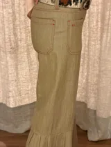 Jean de denim azul con bolsillos delanteros aplicados, costuras verticales y diseño de tablas en los laterales de las piernas amplias.