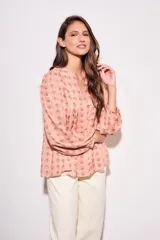 Blusa de corte oversize con estampado de abanicos, cuello redondo con pequeña abertura frontal, cierre de botones y mangas largas con puños elásticos.