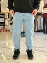 Pantalón de jean celestes de corte relaxed fit con costuras laterales decorativas y presillas.