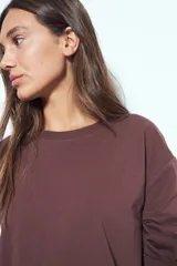 Remera de manga larga en color blanco, con corte relajado y cuello redondo. Presenta un pequeño estampado gráfico en la parte inferior frontal con la frase 'WHO WH WHO?' y un dibujo de un perro.
