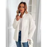 Campera de corderito color blanco, con cuello alto, cierre frontal completo y un bolsillo en el pecho con cierre.