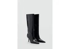 Bota alta de cuero sintético negro con textura efecto cocodrilo, punta fina y taco aguja fino.