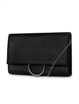 Cartera tipo clutch de cuero sintético negro, con solapa frontal y herraje metálico circular plateado.