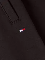 Pantalón de jogging negro de Tommy Hilfiger, con cintura elástica ajustable con cordón, bajos elásticos, dos bolsillos delanteros y logo de la marca en el lateral.