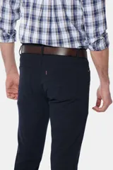 Pantalón de gabardina azul marino, corte recto, con cinco bolsillos y cierre frontal con botón y cremallera.