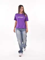 Remera color ladrillo con estampado de olas y texto "Waves of Life" en blanco.