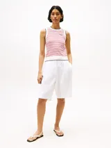 Top sin mangas Tommy Hilfiger, tejido de punto con rayas horizontales rojas y blancas, cuello redondo y logo bordado en el pecho.