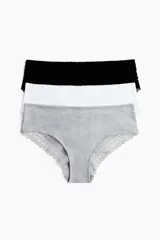 Pack de tres bombachas estilo hipster confeccionadas en punto de algodón con detalles de encaje en los bordes. El set incluye una prenda en color negro, una en blanco y una en gris melange. Cuentan con cintura estándar, refuerzo interior y cobertura media.